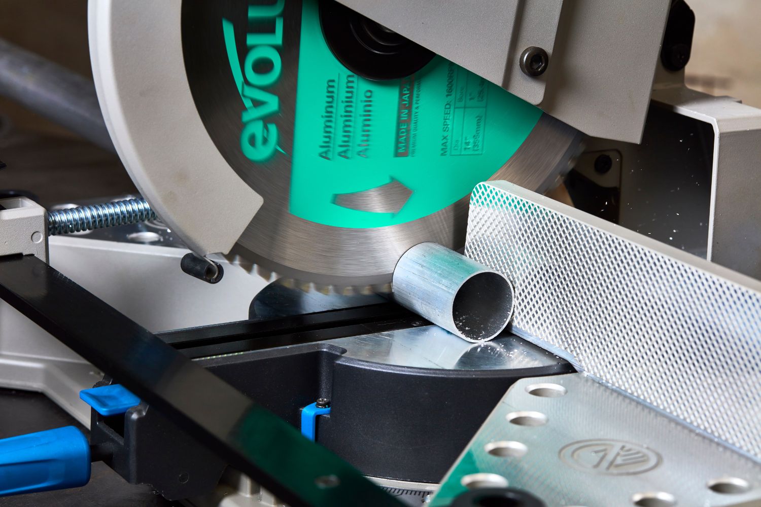 Lame spéciale pour la découpe de l'aluminium TCT 185mm Evolution 60 dents alésage 20mm pour scie à onglet