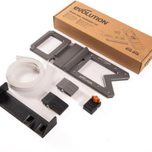 Kit d’accessoires pour rail de guidage de scie Evolution G2 : équerre de rail, guide-câble, butée de scie et bande de protection de bord.