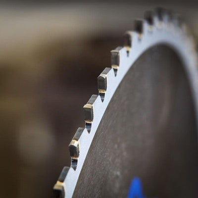 Lame acier TCT 210mm 50 dents alésage 25,4mm Evolution pour scie à onglet