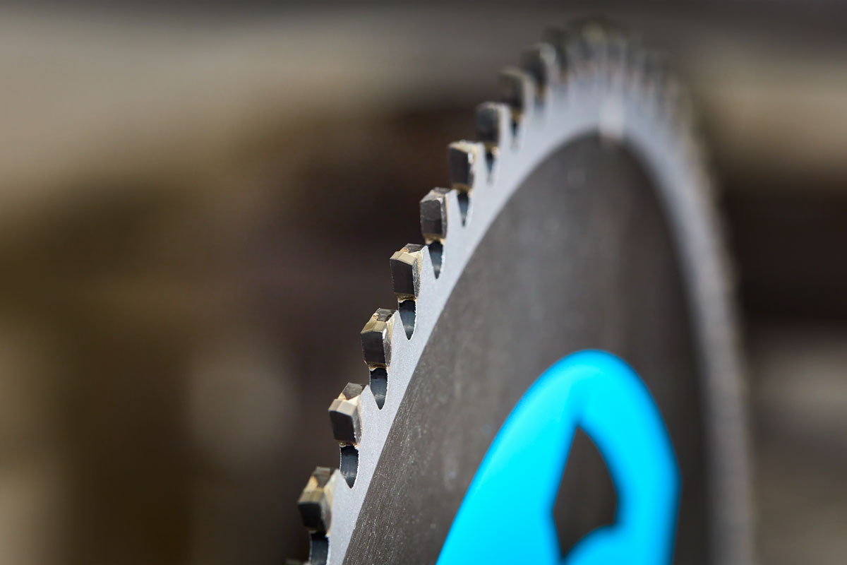 Lame de précision pour acier TCT 355mm Evolution 90 dents alésage 25.4mm pour scie à onglet et scie à tronçonner