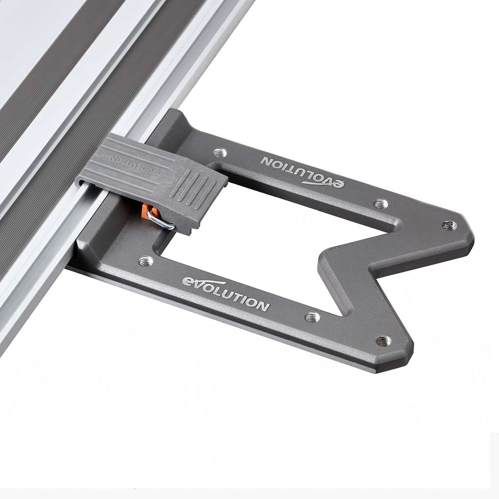 Kit d’accessoires pour rail de guidage de scie Evolution G2 : équerre de rail, guide-câble, butée de scie et bande de protection de bord.